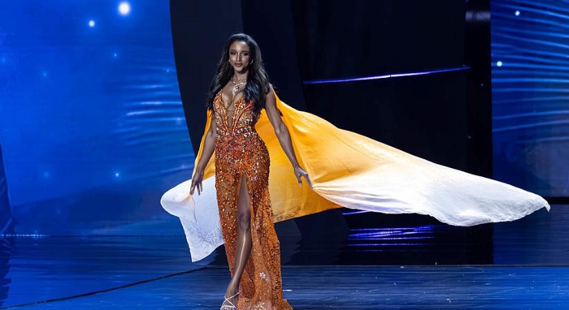 Miss Jamaica élő adásban esett le a színpadról, kórházba került – másnap már nem jelent meg a Miss Universe-en