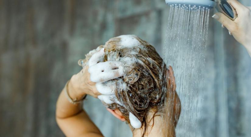 Selymesebb, fényesebb haj 3 lépésben – itt a „sampon szendvics” módszer
