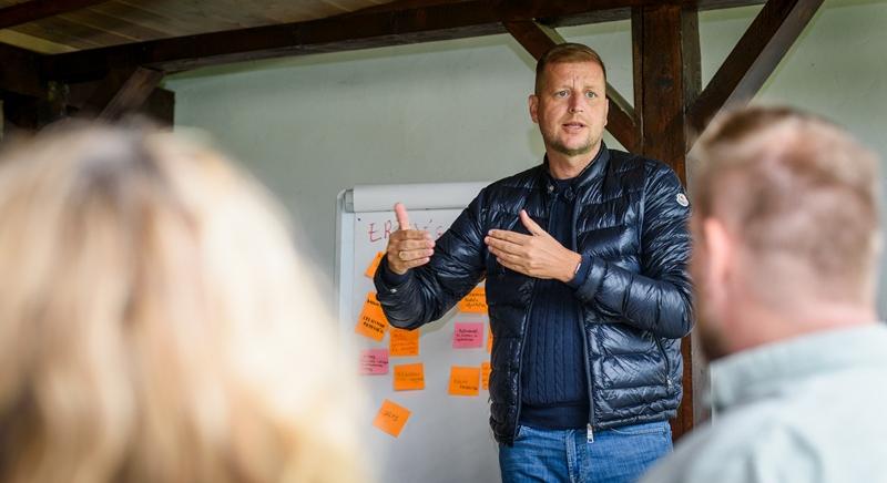 Ki kell tenni a büdös halat - nem csak a csillámpónit - az asztalra