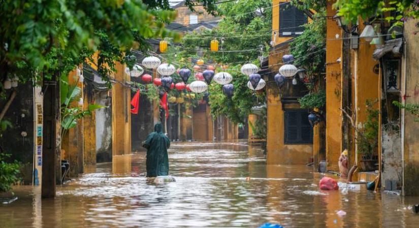 Halálos áldozatai is vannak az extrém időjárásnak: több tízezren maradtak otthon nélkül Vietnámban