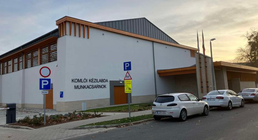 Havi 7 millióért működtetik a kézicsarnokot, amiben eddig csak 22 tesióra volt