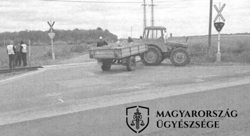 Tilos jelzés ellenére hajtott a vasúti átjáróba