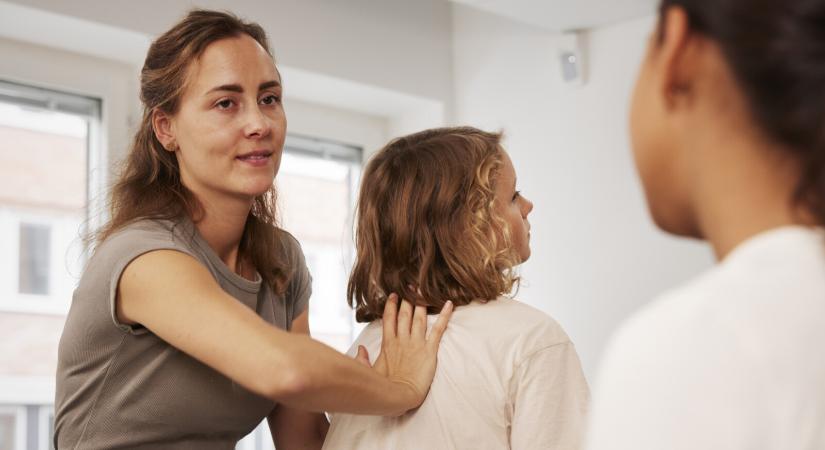Torkához kapott és fuldokolni kezdett a kislány – mutatjuk, mit tett a tanítója