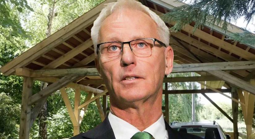 Kizárta szomszédját a saját telkéről a Budajenőn élő Soltész Miklós, a bíróság az államtitkárnak adott igazat