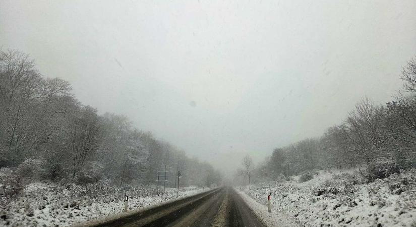 Videón az idei első hó! Ilyen látvány fogadta a korán kelőket