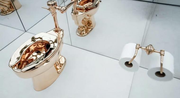 A falra ragasztott banános művész 4 milliárd forintért adta el új alkotását, egy színarany vécét