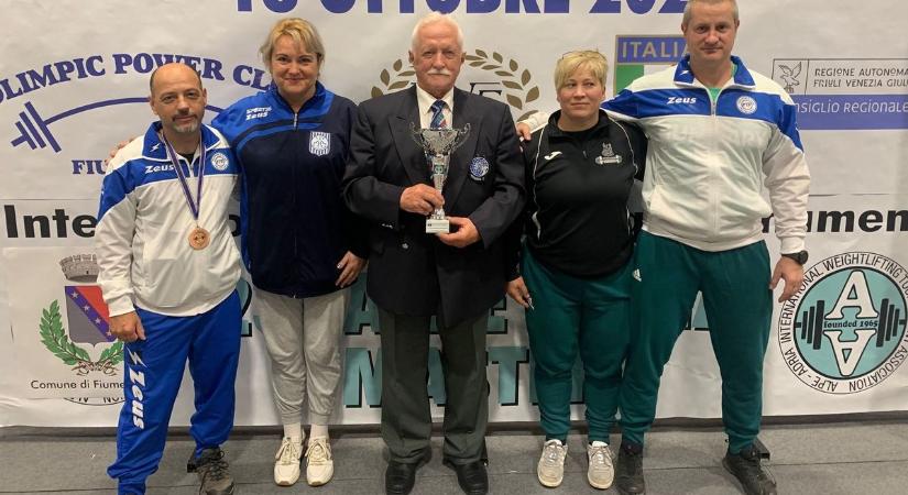 A ZTE Súlyemelő Klub szeniorjai nem pihennek - Olaszországban képviselték hazánkat