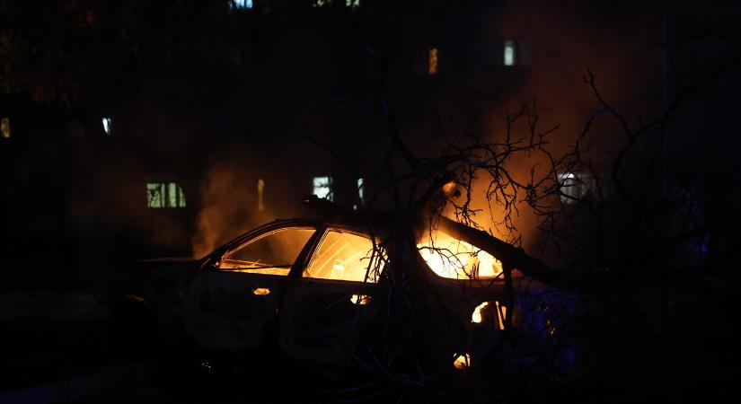 Több mint 100 drónnal és irányított légibombákkal támadott ukrajnai célpontokat éjjel az orosz hadsereg