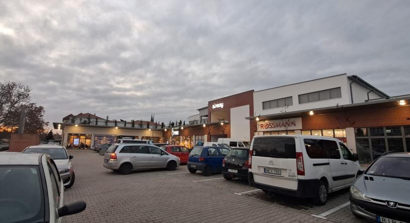 Megnyitott Törökszentmiklóson a Bevásárlóudvar