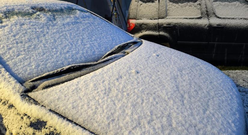 Figyelem, autósok! Lehullott az első hó, fokozott óvatosság szükséges az utakon