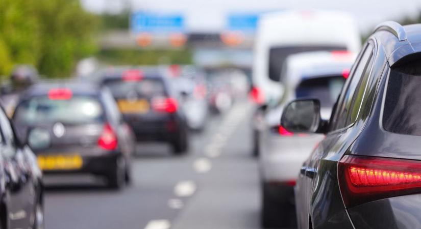 Az M3-ason van most az ország legnagyobb parkolója: ez történt péntek délelőtt