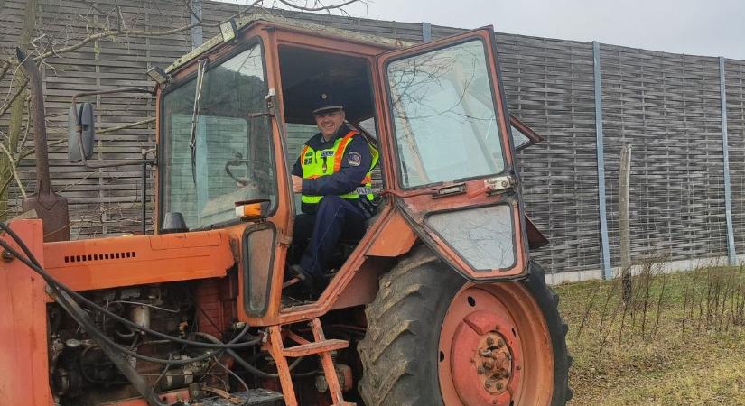 Saját munkagépével mentette ki az elakadt betegszállítót Lengyel Zsolt