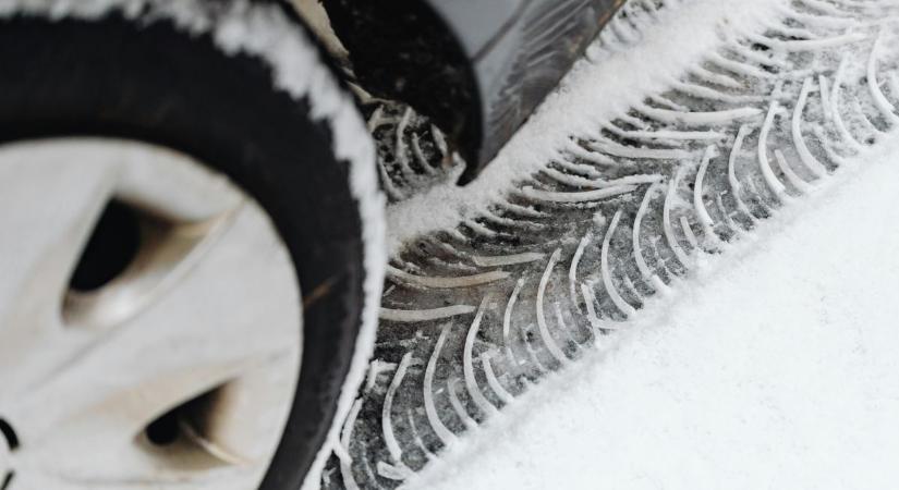Leesett az első hó a Bakonyban – sok autós már most hibázik