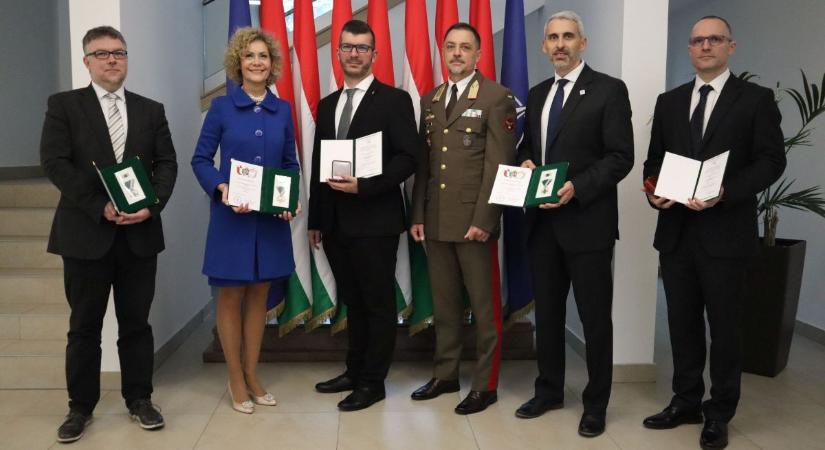 Honvédelem és tudomány: rangos kitüntetést kaptak a Széchenyi-egyetem munkatársai