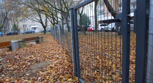 A kerítésnek hála biztonságos a játszótér