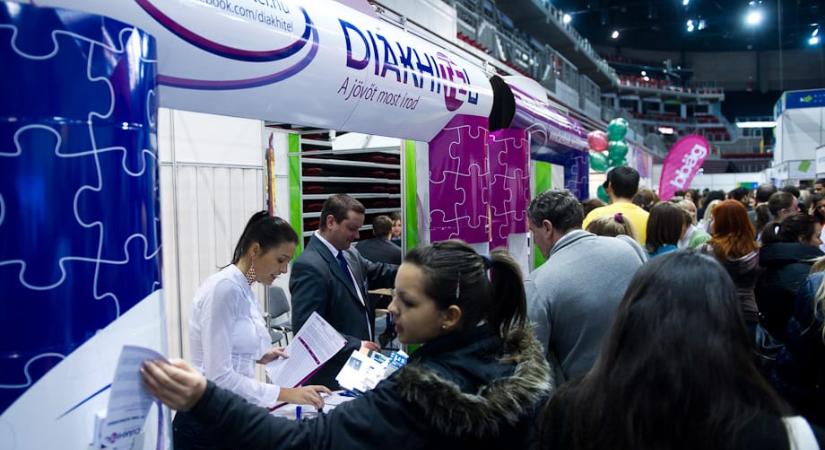 Meghosszabbítaná a kormány a szabad felhasználású diákhitel kamatstopját