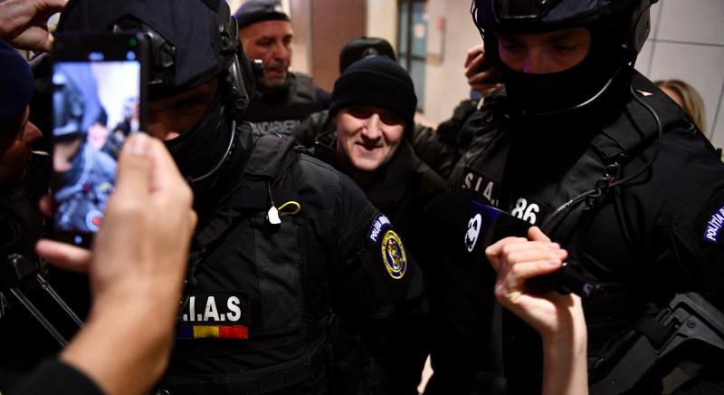 Kihallgatják a zsoldosvezért – Megbilincselve vitték a bíróságra