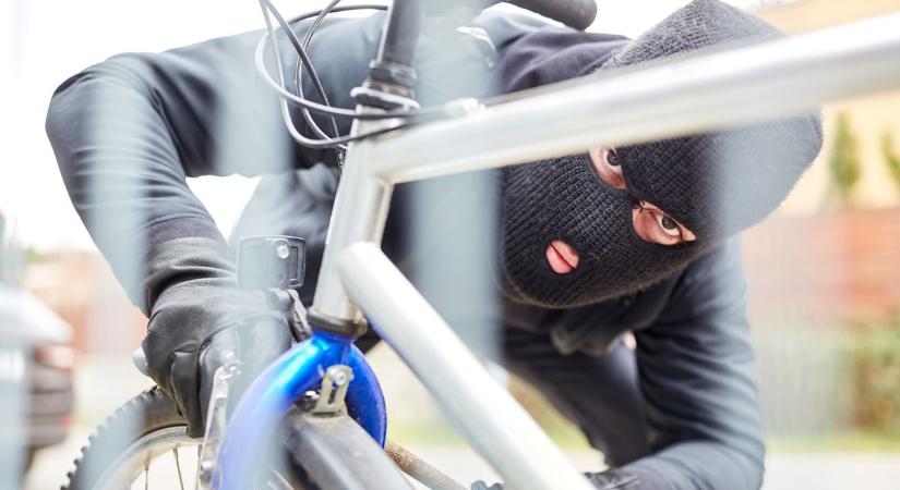 Ellopta a kisfiú biciklijét – majd ő maga vezette vissza a rendőröket hozzá! – VIDEÓ