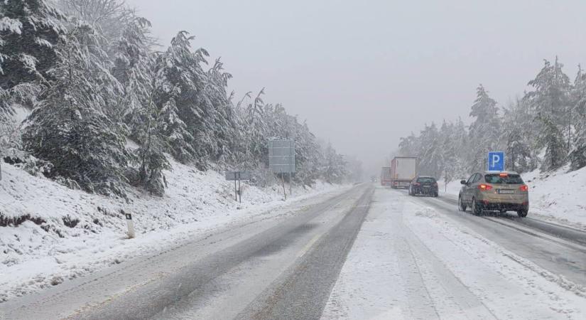 Leszakadt az első hó, az ország több pontján is gondok lehetnek a közlekedésben