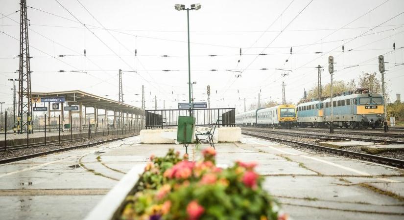 Botrány, mi történt egy utassal a füzesabonyi állomáson