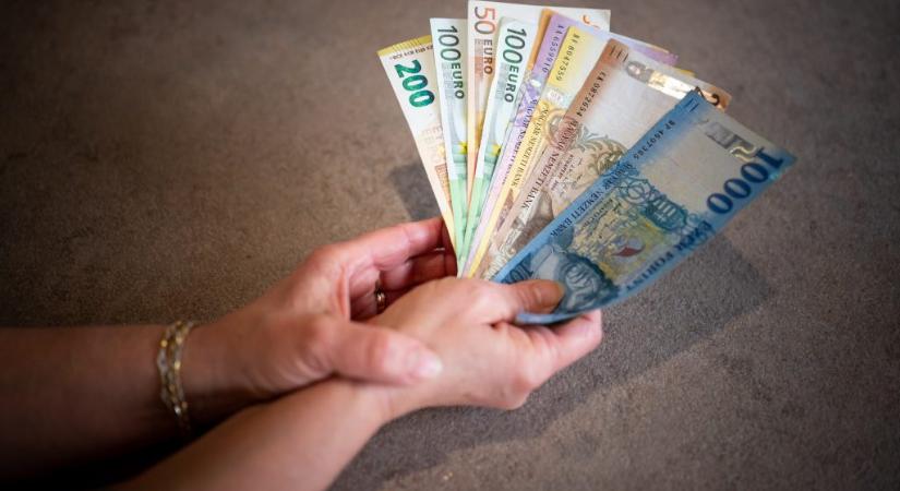 Nagyot csúszott a forint az MNB alelnök lemondásának hírére