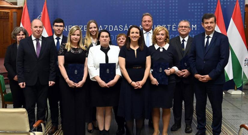 Pénzügyi Tudatosság Fejlesztéséért Díjat kapott a debreceni hallgató és a böszörményi iskola