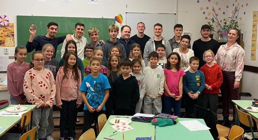 Micsoda meglepetés! Színészek lepték meg a pécsi általános iskolásokat