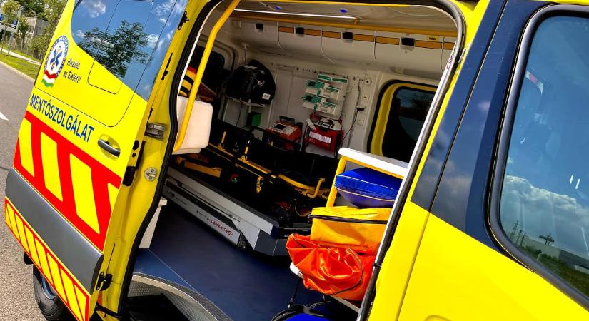 Mentő is érkezett a tiszacsegei balesethez