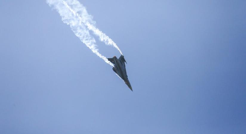 Becsapódott, majd azonnal felrobbant egy vadászgép a Dubai Air Show-n