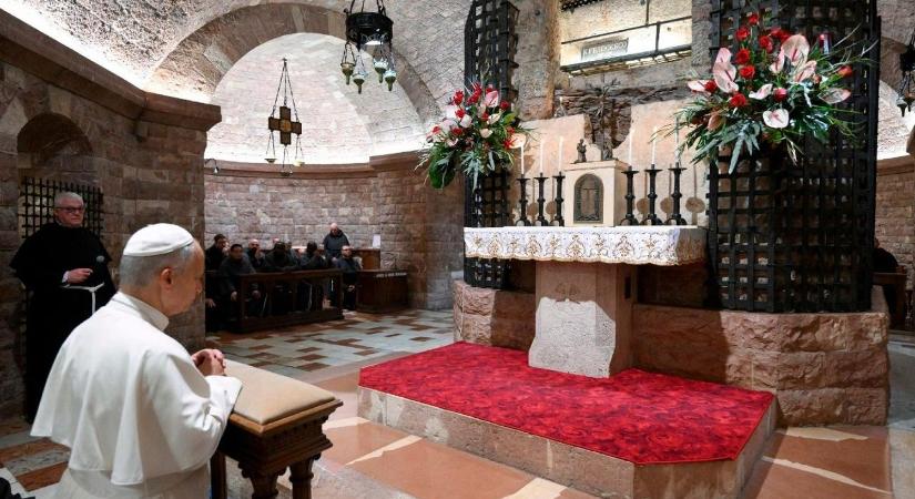 Leó pápa helikopterre szállt, hogy a békéért imádkozzon