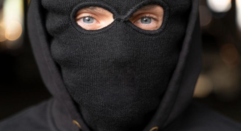 Füstbombákat dobtak a gimnázium tanulóira