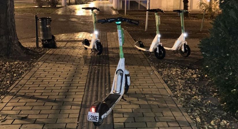 Vigyázat! Veszélyt rejtenek a szabálytalanul lerakott elektromos rollerek
