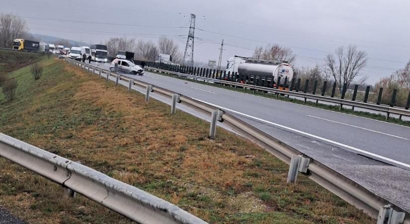 Kétszer is szalagkorlátnak ütközött egy autó, Töltéstava közelében - sávlezárás