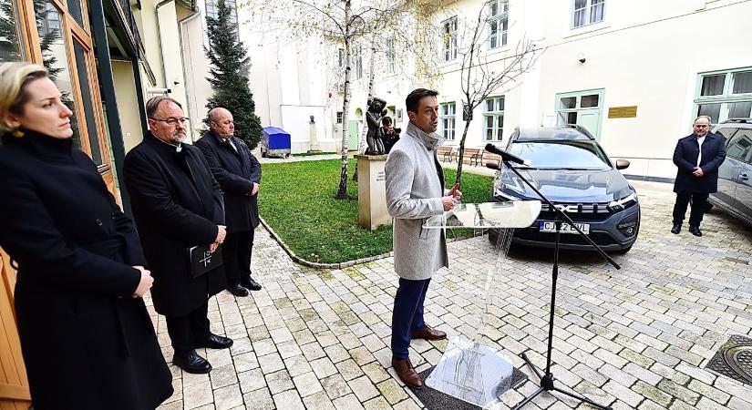 Erdély, Partium, Bukarest: új gépkocsikkal segíti a magyar kormány az evangélikus szórványszolgálatot