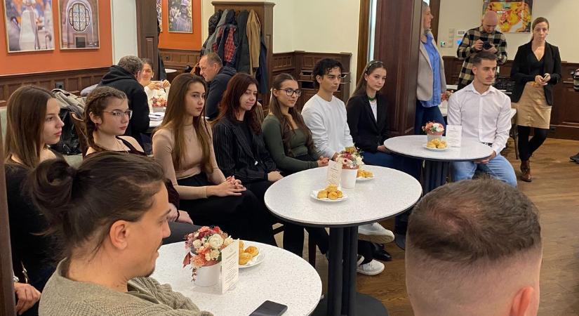 Televíziós vetélkedőre készülnek a fiatalok, az államtitkár tanácsokat adott a kecskeméti csapatnak