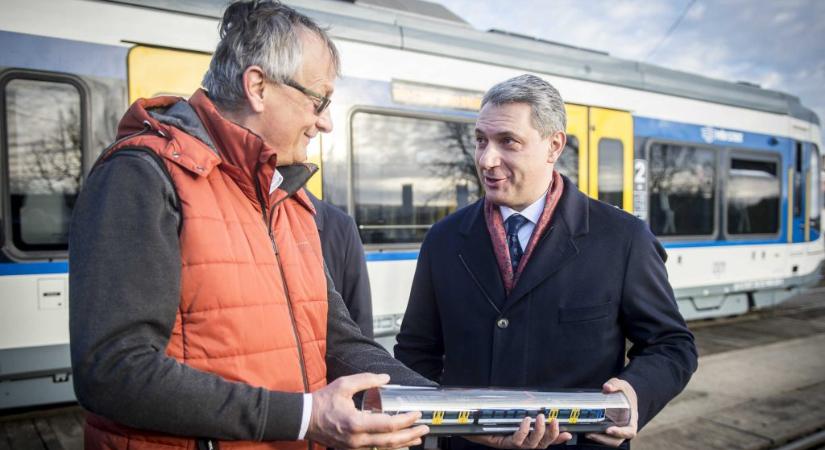 Lázár új és Svájcban leselejtezett vonatok érkezését, valamint a HÉV teljes felújítását jelentette be