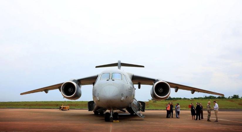 Megjött a testvér: a magyar honvédség újabb óriás-repülőgépét szállították le – „folyamatosan növekszik a számuk"