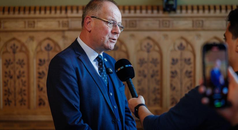 Navracsics Tibor: A kormány 3,5 milliárd forinttal segít hét városnak