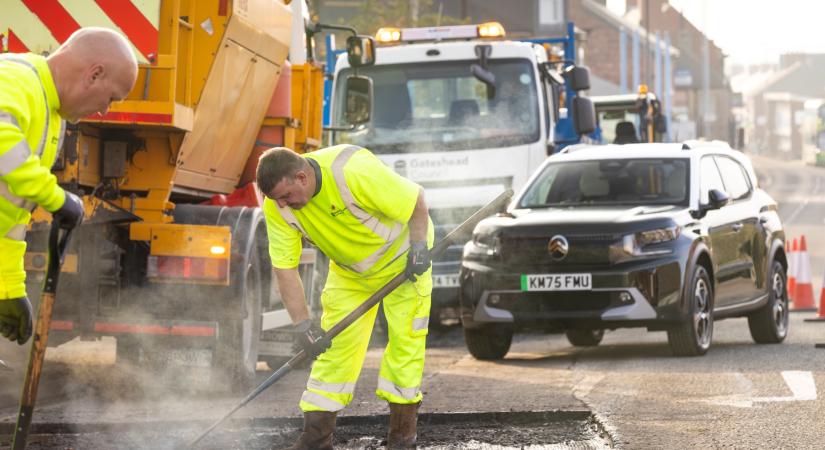 Olyan rosszak az utak, hogy az autógyártó beszállt kátyúzni