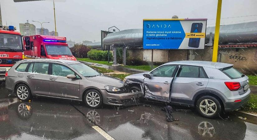 Két személyautó ütközött frontálisan – többen megsérültek, köztük kiskorúak