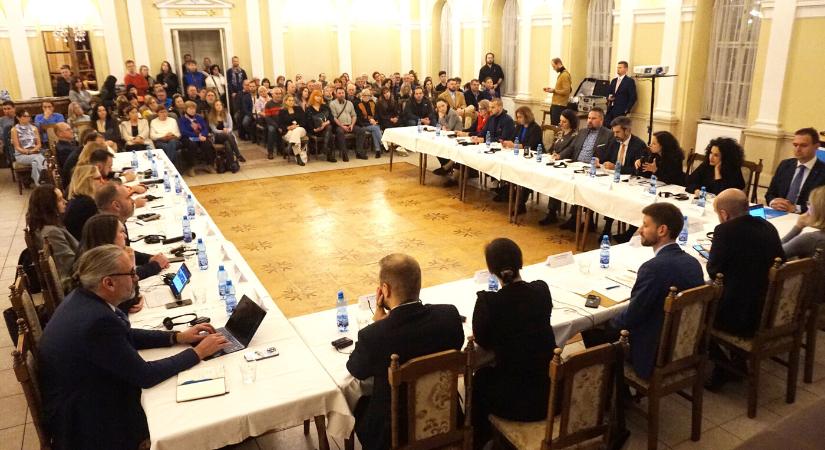 Benéztünk Šimečkáék komáromi frakcióülésére: a Beneš-dekrétumokat is piszkálták