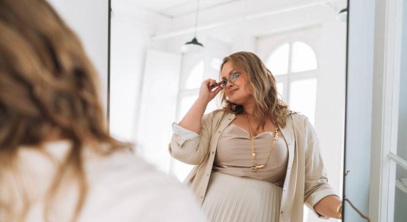 Nőies szettek, amikben a kötényhas is laposabbnak tűnik: karcsúsító trükkök szoknyával