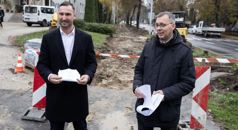 Sártenger és munkagépek hada, eltűnt a járda a zalai városban. Mi lesz a helyén? (galéria)