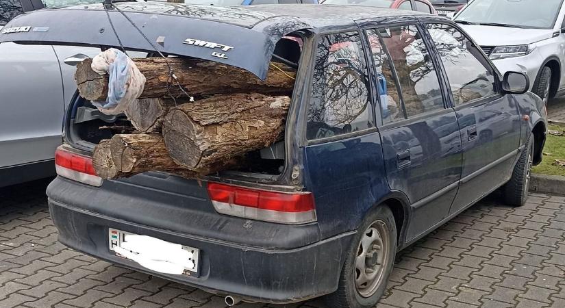 Ilyet még biztosan nem láttál: hatalmas farönkök egy kis Suzuki Swiftben (igen, tényleg)