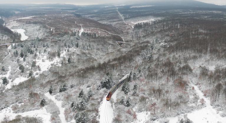 Itt az újabb hótérkép, mutatjuk, hol havazhat a hétvégén
