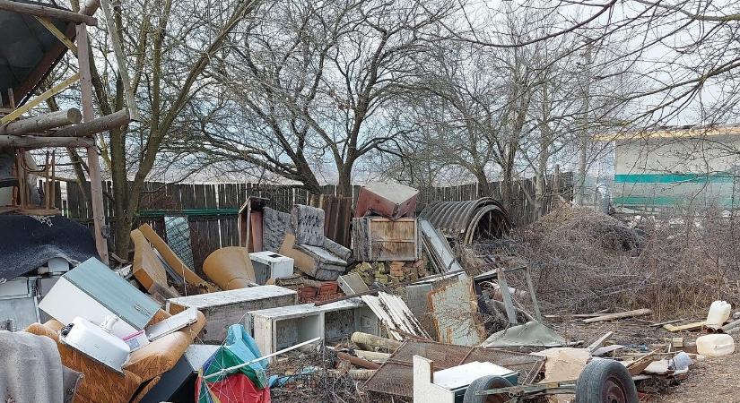 Illegális szemétfelhalmozás miatt jelentettek fel egy csíkszeredai személyt