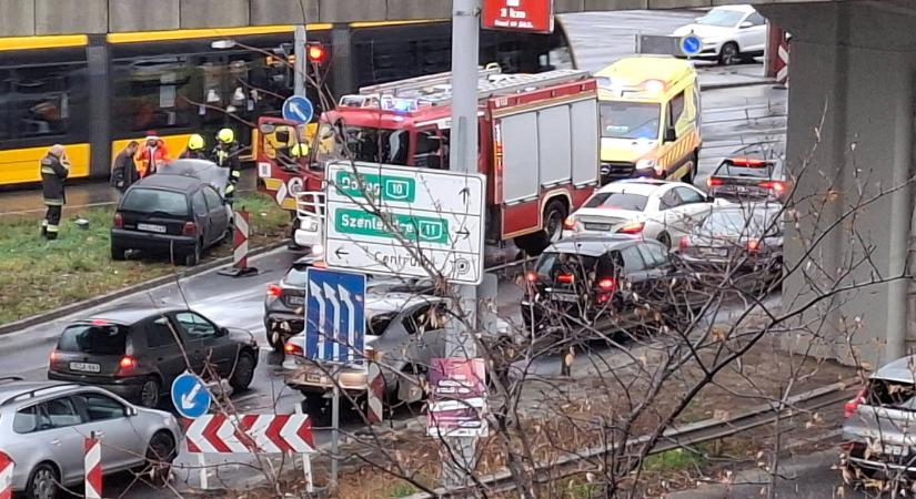 Tűzoltókat riasztottak a Flórián térre