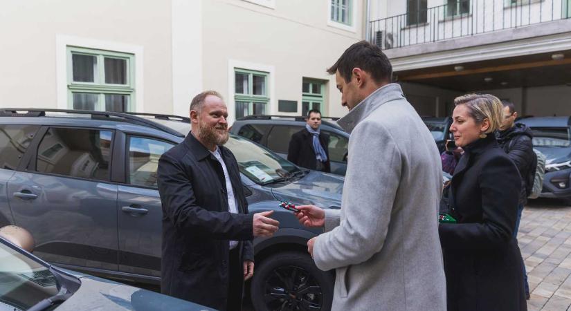 Hat új szolgálati autót kaptak a szórványban szolgáló evangélikus lelkipásztorok