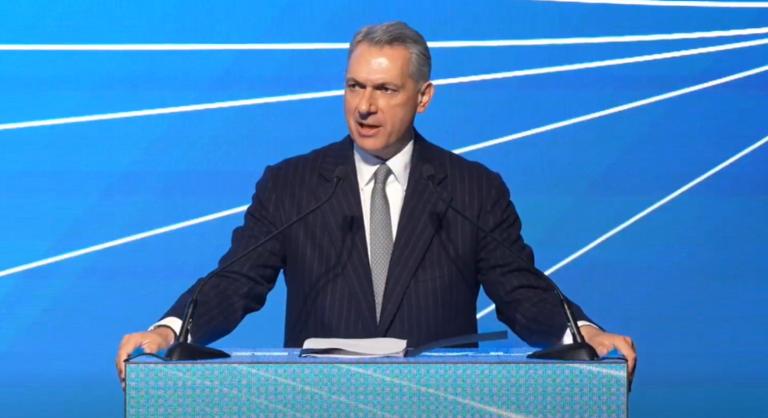 Vonatvásárlásokat és HÉV-felújításokat jelentett be Lázár János