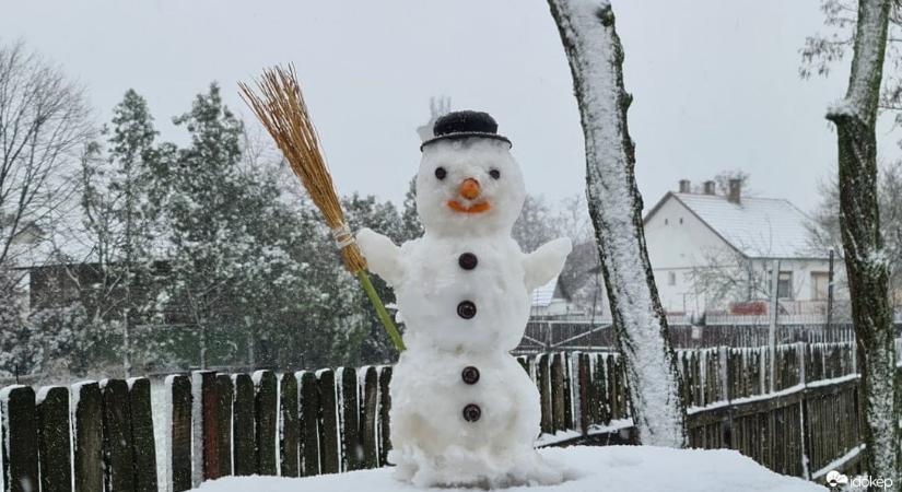 Hóeséssel jön a hétvége, óvatos vezetésre figyelmeztetik az autósokat